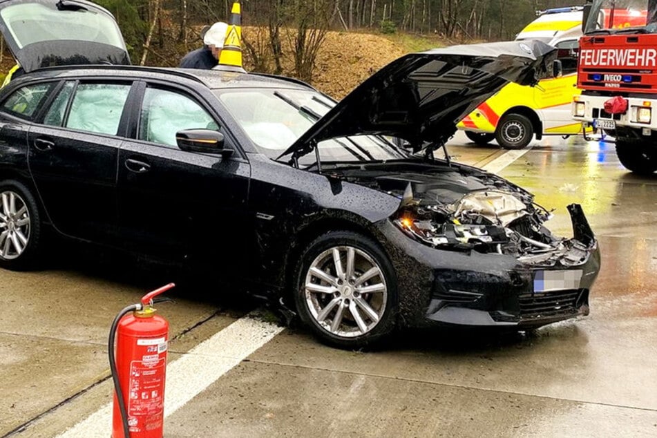 Unfall nahe Kaiserslautern: Ein BMW geriet am Donnerstagmorgen bei nasser Fahrbahn auf der A6 ins Schleudern und gegen die Schutzplanke.