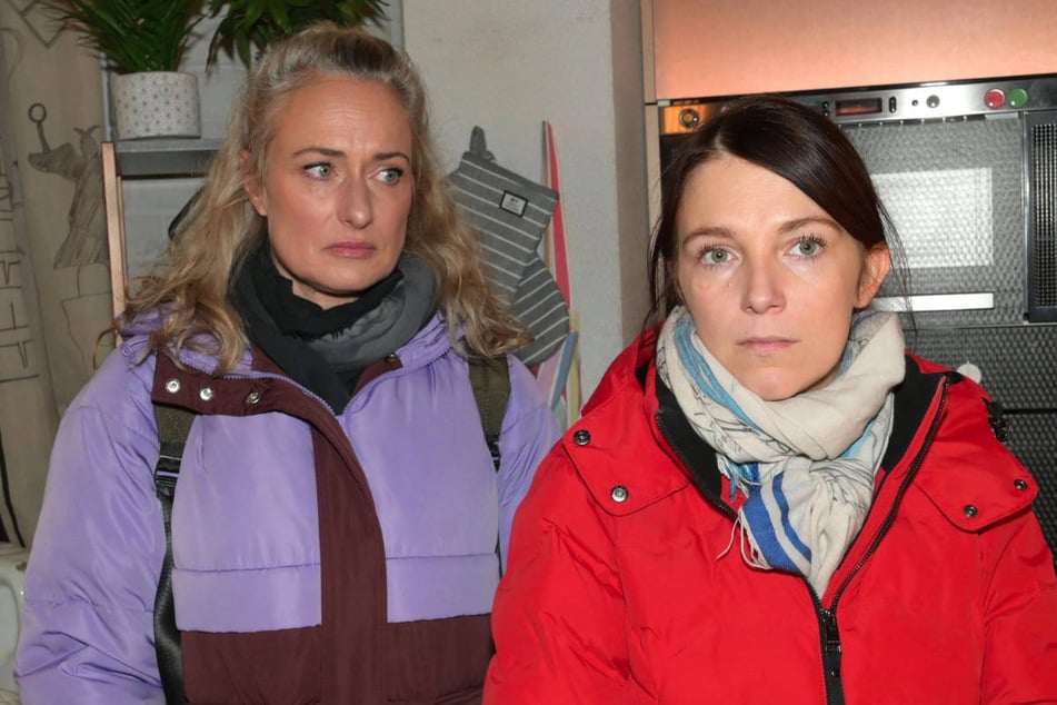 Maren (l.) versucht besorgt herauszufinden, was mit Lilly nicht stimmt.