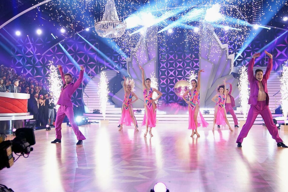 In der vergangenen Show tanzten die Juroren mit ihren Teams zu verschiedenen Hit-Medleys.