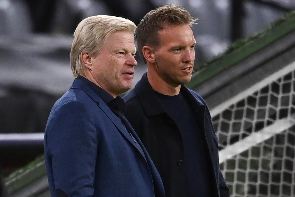 Oliver Kahn (55) bezeichnet den Rauswurf von Trainer Julian Nagelsmann (36, r.) im März 2023 nach wie vor nicht als Fehler.