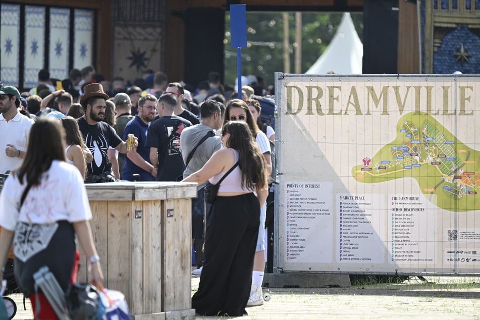 Auf dem Festivalgelände gibt es zur Not einige Ausweichmöglichkeiten, auf denen die Künstler von der Mainstage auflegen könnten.