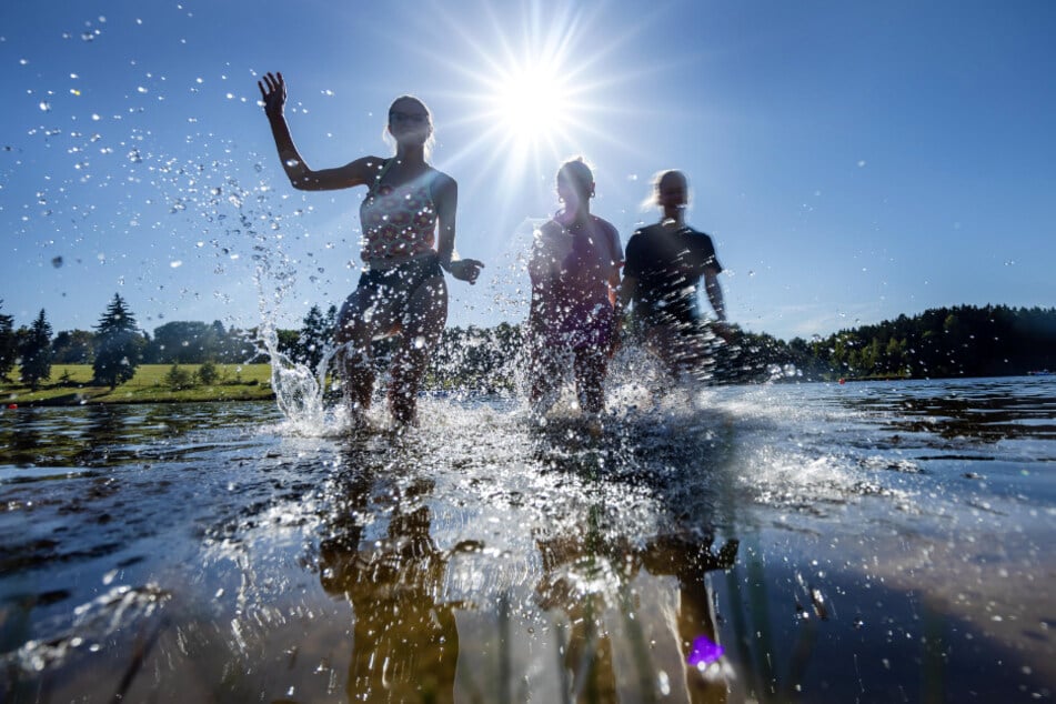Sogar im September nutzten die Besucher noch die letzten Sonnenstrahlen für einen Besuch am Stausee Rabenstein.