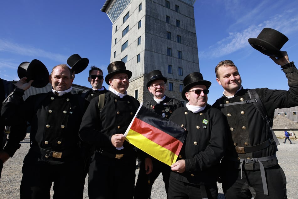 Der Heimat- und Wanderbund Harzklub lud am 3. Oktober zu mehreren Wanderungen von Niedersachsen und Sachsen-Anhalt zum höchsten Berg des Harz ein.