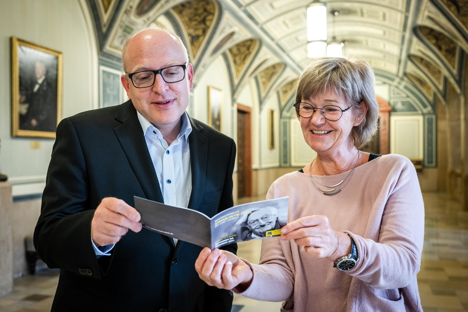 Oberbürgermeister Sven Schulze (49, SPD) und Ulrike Uhlig, Chef der Internationalen Stefan-Heym-Gesellschaft, sind stolz, den Stefan-Heym-Preis verleihen zu dürfen.