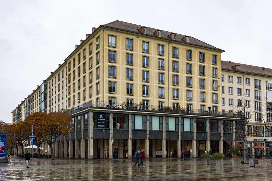 Im alten Standort des Modehauses an der Wilsdruffer Straße Ecke Schloßstraße können großformatige Bilder erstanden werden.