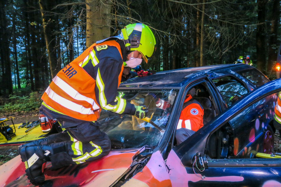 Während die Feuerwehr das Autodach entfernte, wurde der Insasse vom Rettungsdienst betreut.