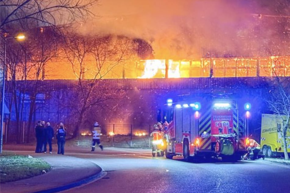 Lagerhalle in Vollbrand: Millionenschaden in Karlsruhe
