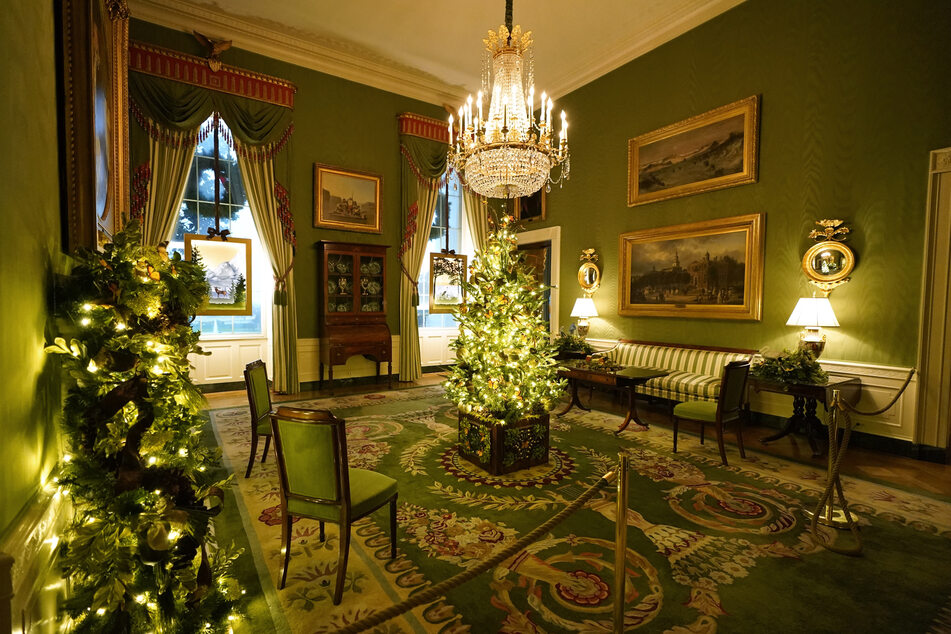 Ein Weihnachtsbaum steht auch im Grünen Raum (Green Room).