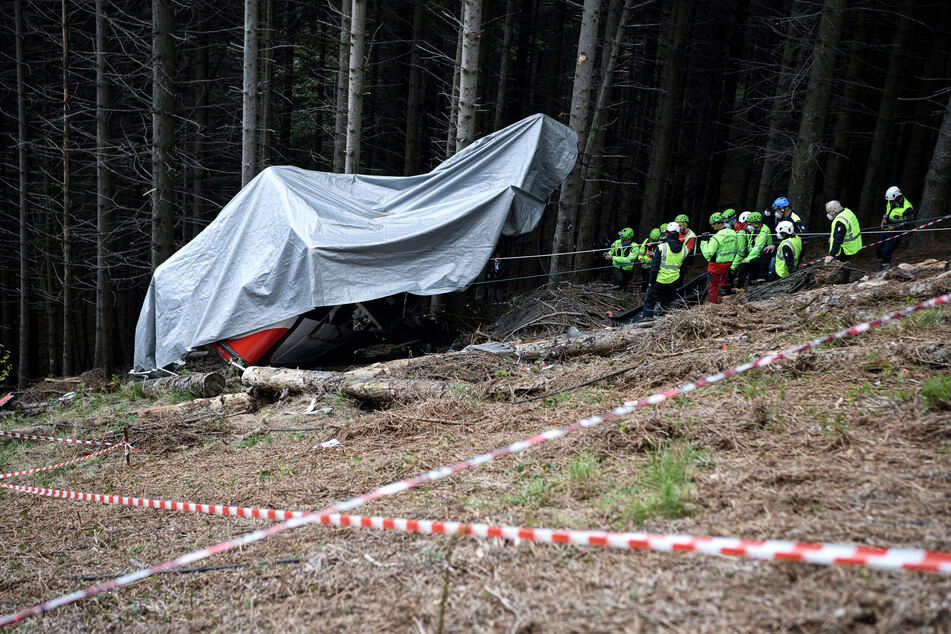 Den Rettungskräften vor Ort bot sich ein verheerendes Bild nach dem Absturz der Seilbahn in der italienischen Region Piemont.