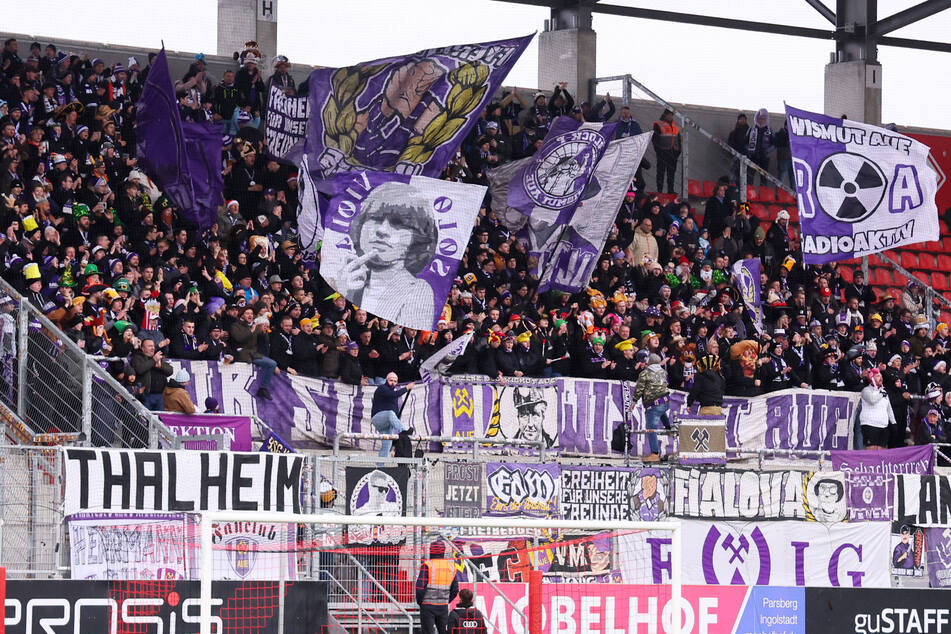 Die Aue-Fans bedankten sich beim freigestellten Chefcoach Pavel Dotchev.