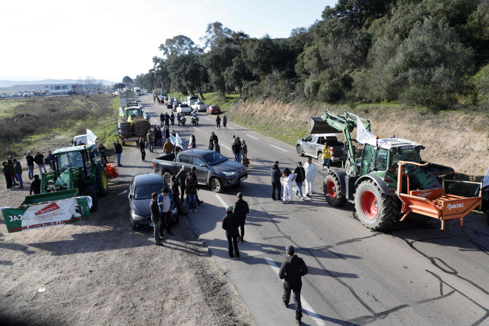 Bauern aus Südkorsika blockieren die Landstraße bei Ajaccio.