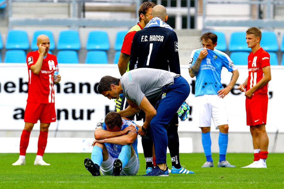 Patrick Glöckner tröstete nach dem Spiel den enttäuschten Pascal Itter. Aber auch beim Trainer ist nach dem Abstieg der Akku leer.