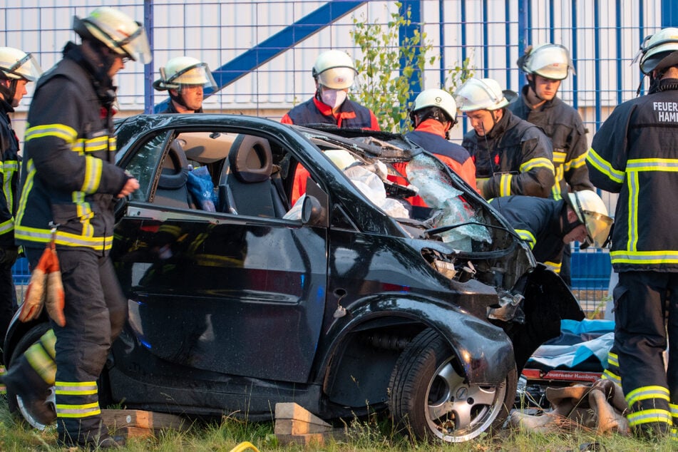 Smart-Fahrer (†53) stirbt bei Baum-Crash in Hamburg: Polizei sucht Zeugen!
