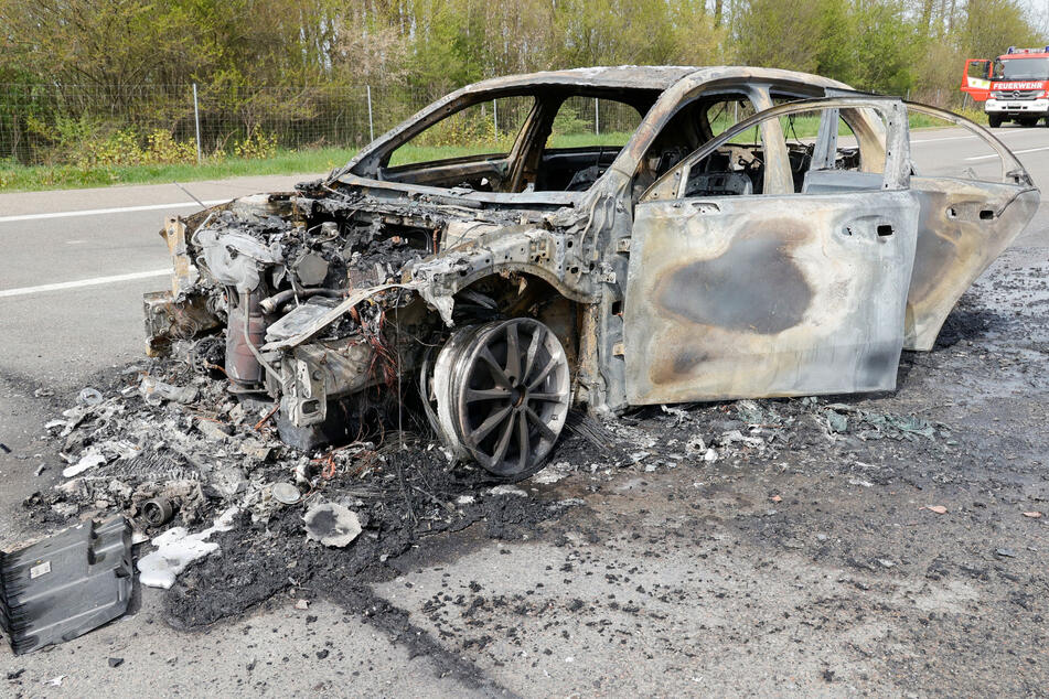 Abgefackelt! Ein Mercedes brannte am Donnerstag auf der A4 bei Chemnitz komplett aus.