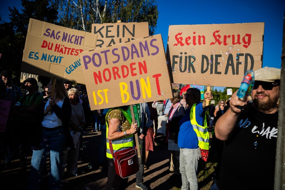 Gegen die AfD-Wahlparty und rechte Politik protestierten zahlreiche Menschen in Potsdam-Marquardt.