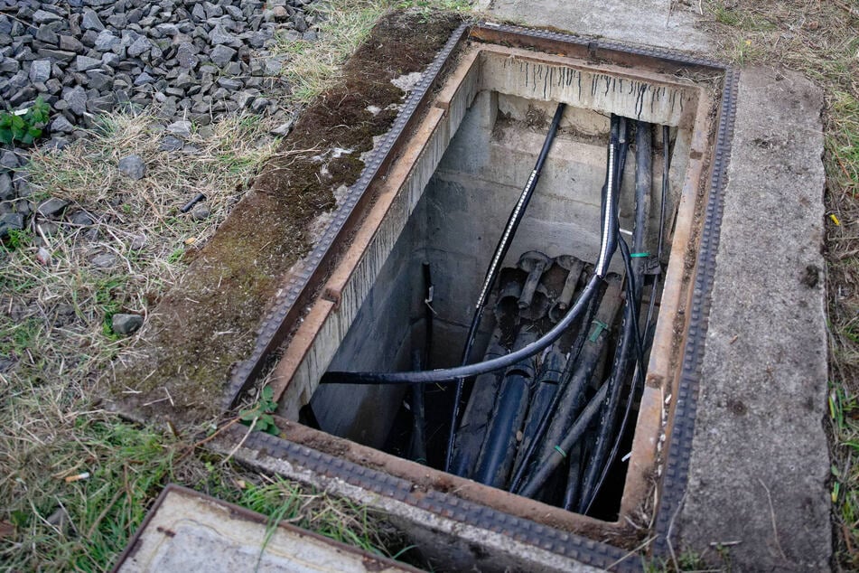 Unbekannte hatten kürzlich mehrere Kabel in einem Wartungsschacht am Rand der Bahnstrecke zwischen Köln und Düsseldorf durchtrennt. Es war einer von vielen Vorfällen in NRW in der jüngsten Vergangenheit.