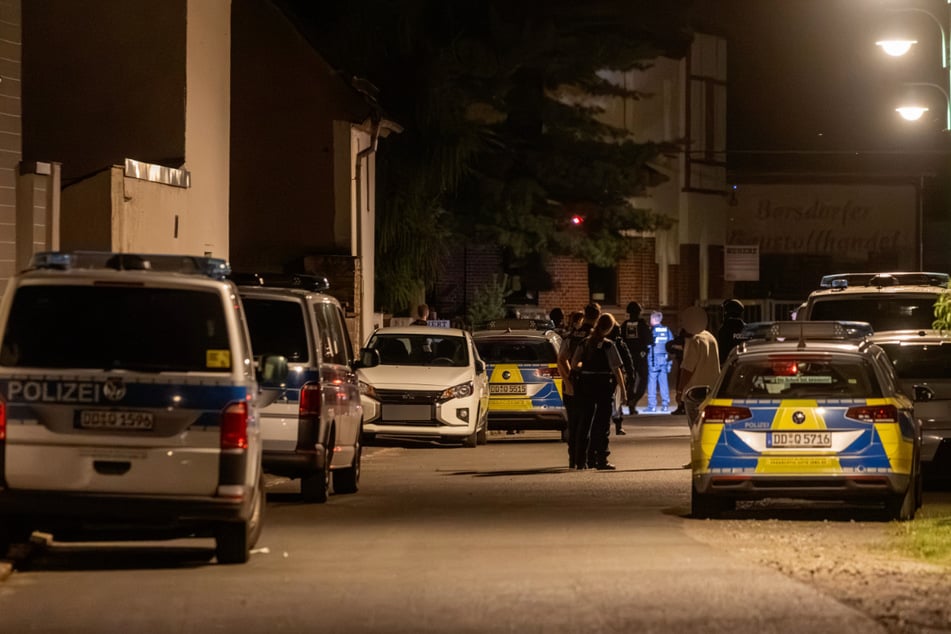 Zahlreiche Einsatzkräfte haben diese Zweenfurther Straße eingenommen.
