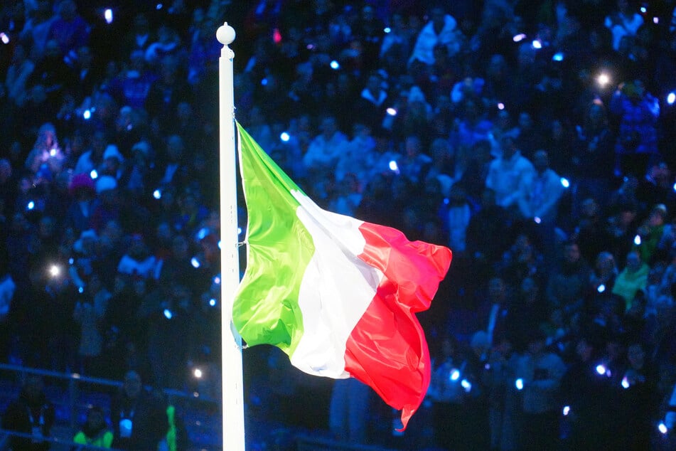 Die italienische Flaagge wird gehisst.
