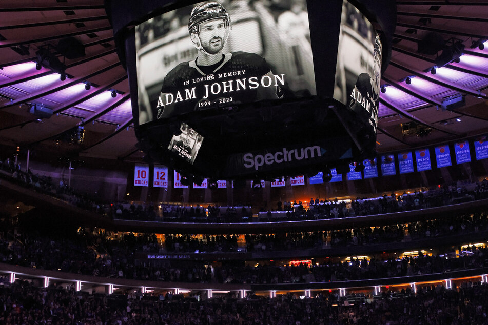 Auf allen großen Eishockey-Bühnen der Welt wurde Adam Johnson (†29) gedacht, wie hier bei einem NHL-Spiel in New York (USA).