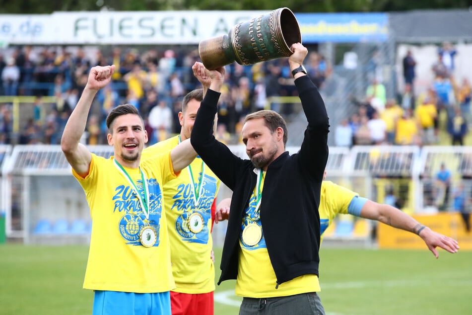 Die Freude bei Sportdirektor Toni Wachsmuth (38, r.) war natürlich groß. Doch nächsten wichtigen Spiele sind schon wieder im Hinterkopf.
