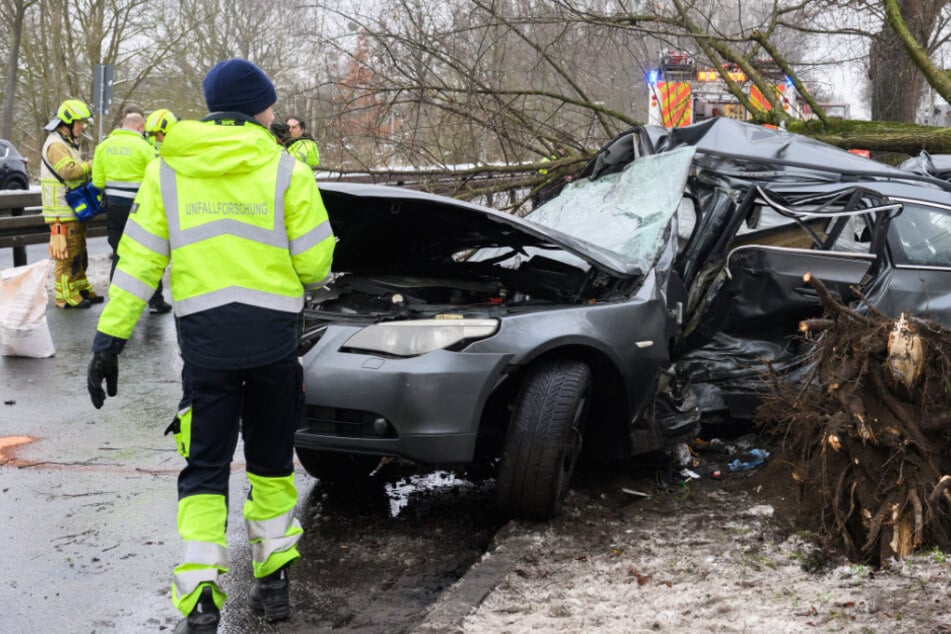 BMW kracht gegen Baum und wird zerstört: Ein Toter und zwei Schwerverletzte