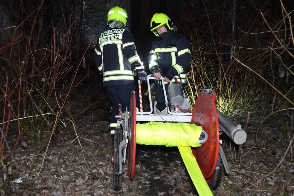 Beim jüngsten Brand Anfang März kämpfte sich die Feuerwehr durch das dicht bewachsene Gelände.