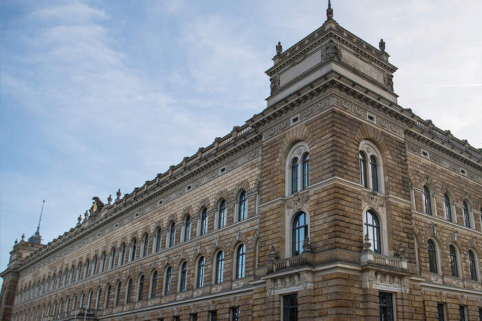 Dresden: Postbote auf offener Straße in Dresden angegriffen: Täter muss vor Gericht