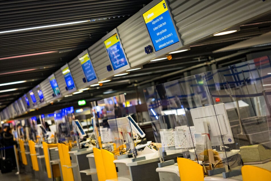 Die Schalter bei der Lufthansa blieben wegen des Streiks am Mittwoch leer.
