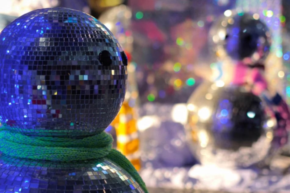 Schlittschuhlaufen zu coolen Lichtern und guter Musik könnt Ihr bei der Eisdisco. (Symbolbild)