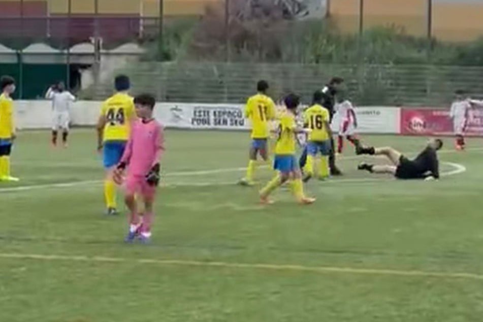 Gewalt-Eklat bei Junioren-Kick: Trainer streckt Schiri mit Kopfstoß nieder