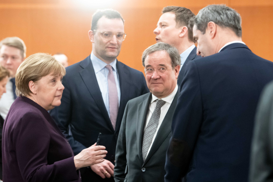 Gesundheitsminister Jens Spahn (40, CDU, 2. v.l.) rechts flankiert von Amin Laschet (59, CDU). Zudem spricht Bundeskanzlerin Angela Merkel (66, CDU, links) mit Bayerns Ministerpräsident Markus Söder (53, CSU).
