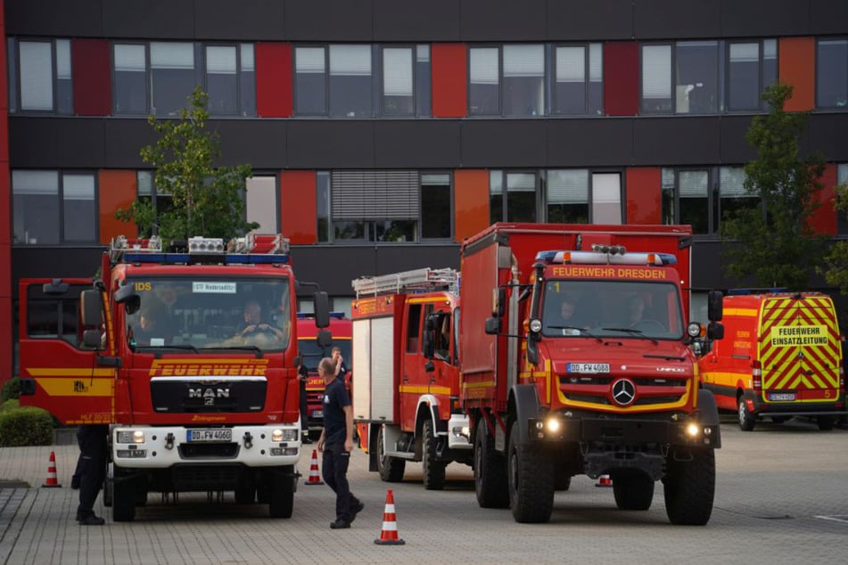 Die ersten Fahrzeuge trafen am Freitag gegen 17.30 Uhr an der Feuer- und Rettungswache Übigau ein.