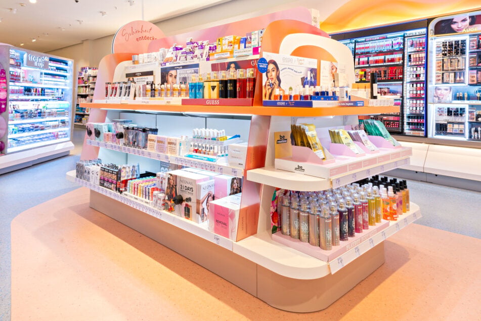 Auf einer großen Beauty-Insel finden viele Trend-Pieces Platz.