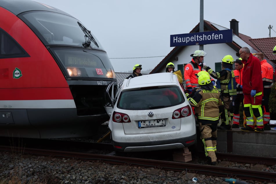 Am Donnerstagmorgen kollidierte im Landkreis Günzburg ein Auto mit einem herannahenden Zug.