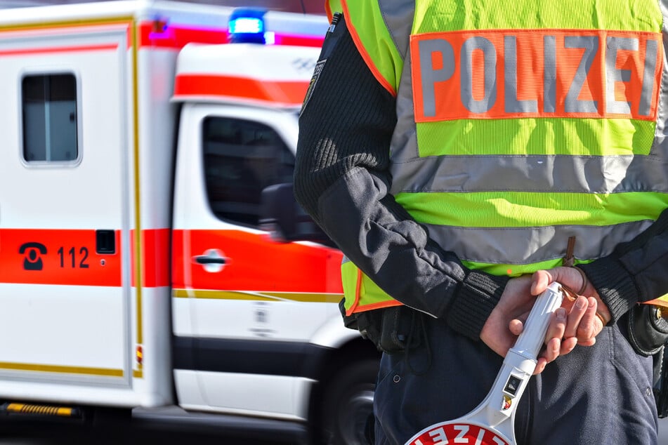 Unfall bei Bad Hersfeld: Ein Erwachsener und ein Kind wurden in eine Klinik gebracht, die B27 wurde voll gesperrt. (Symbolbild)
