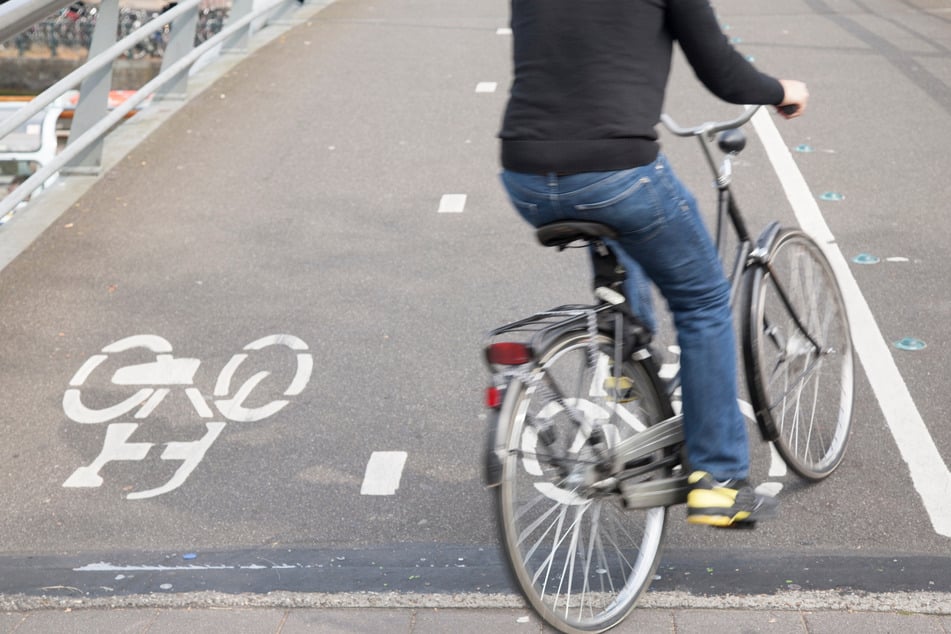 Ein alkoholisierter Radfahrer ohne Licht fuhr in Sondershausen auf dem Gehweg eine Mutter und ihr Kind an, das dabei schwer verletzt wurde. (Symbolbild)