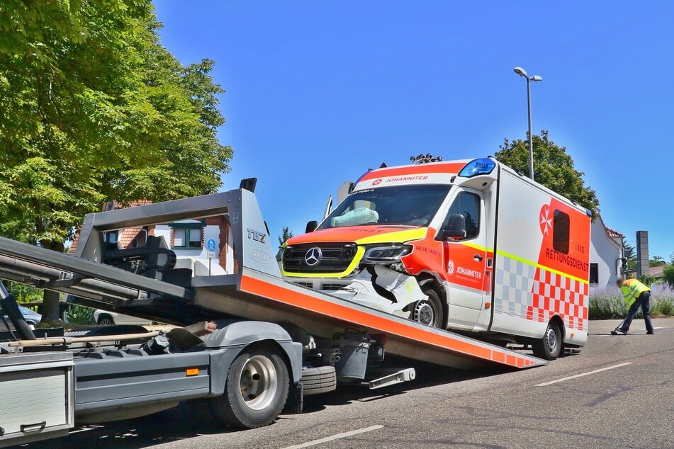 Der Rettungswagen musste abgeschleppt werden.