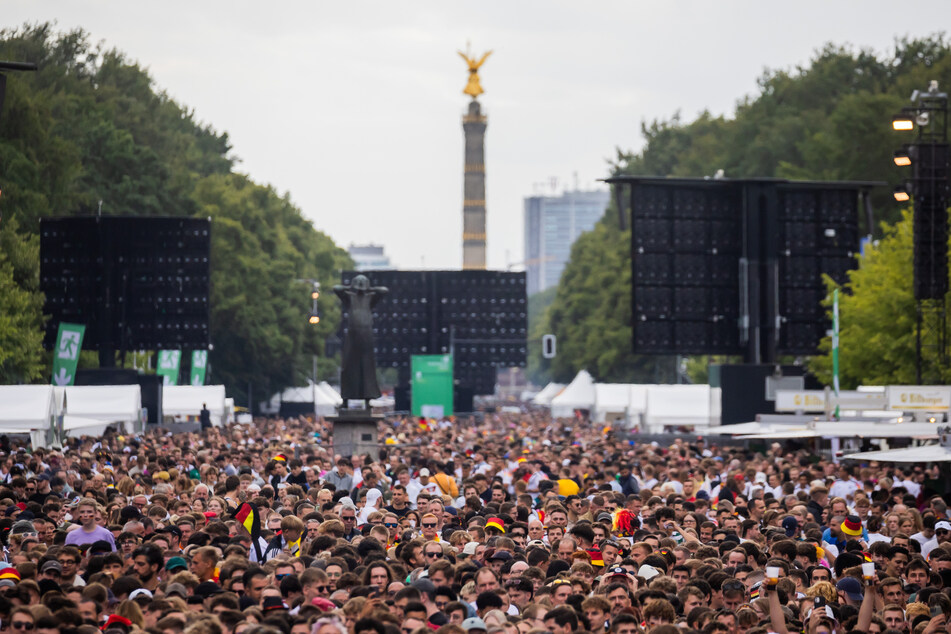 Die Fanmeilen in Berlin fielen am Samstag zunächst dem Wetter zum Opfer.