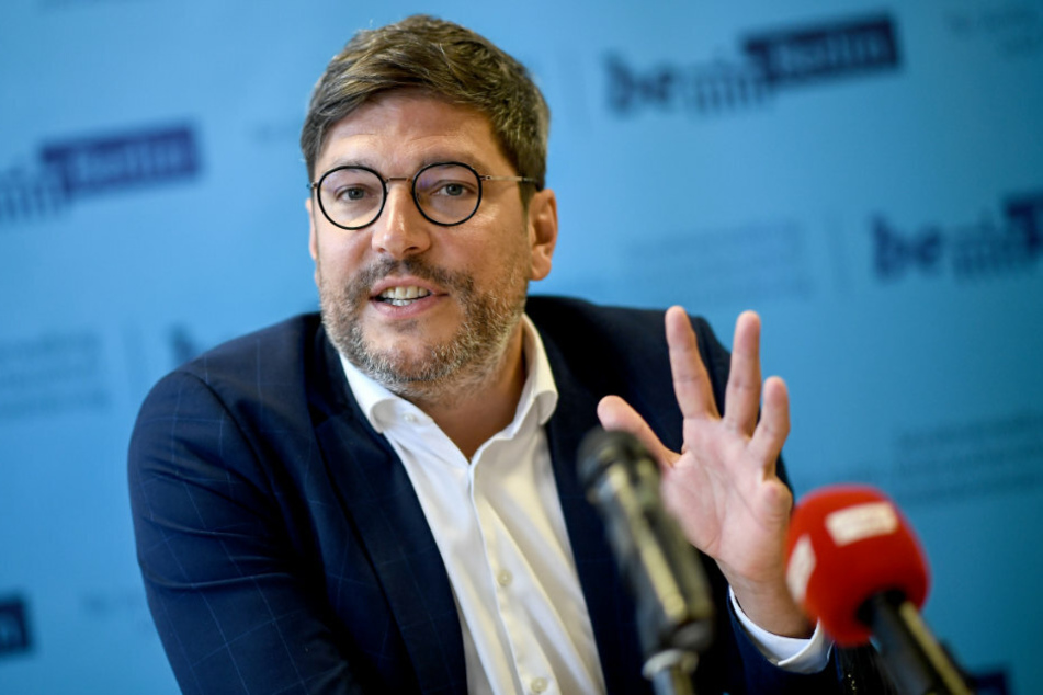 Dirk Behrendt (49, Bündnis 90/Die Grünen), spricht bei einer Pressekonferenz.