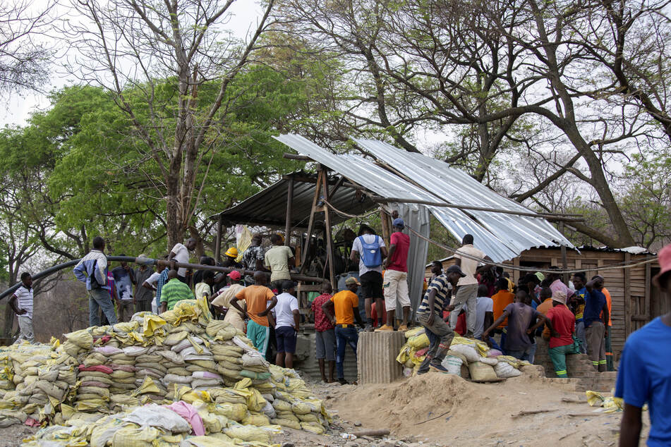 Menschen versammeln sich um die eingestürzte Goldmine in Chegutu, etwa 100 Kilometer westlich der Hauptstadt Harare.
