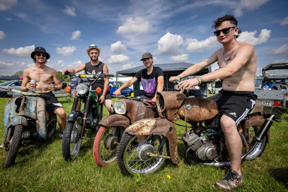 Philip (24, v.r.), Marco (20), Peter (33) und Leon (26) sind mit ihren alten Mopeds aus Wittenberg gekommen. Sie waren schon mehrmals beim Simson-Treffen.