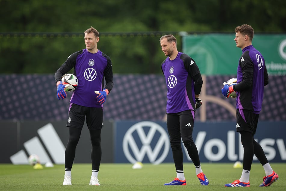 Manuel Neuer (40, l.) oder Oliver Baumann (35, M.)? Die Diskussion ums deutsche Tor hat offenbar ein Ende gefunden.