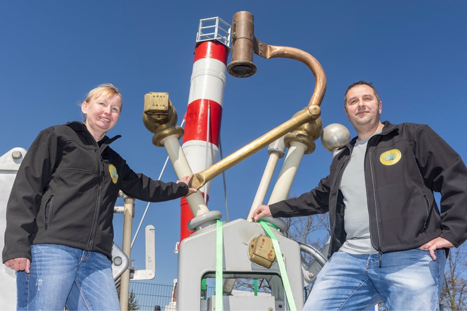 Vereins-Chefin Sabine Neumann (44) und Stellvertreter David Meyer (40) freuen sich, dass zumindest ein Stück Geschichte des Funkturms erhalten werden konnte.