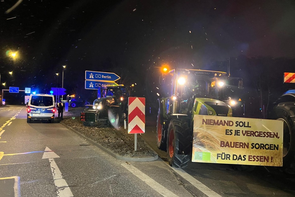 Derzeit blockieren mehrere Traktoren die A4-Auffahrt in Hellerau.