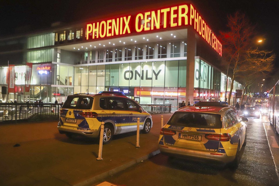Die Polizei sucht mit einem Großaufgebot am Harburger Phoenix-Center nach dem Täter.