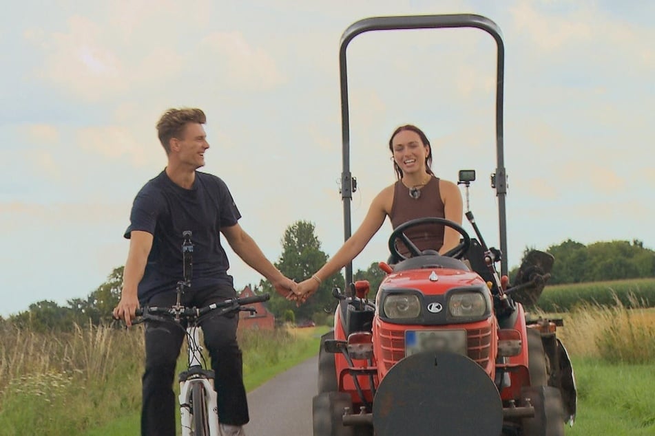 Hand in Hand geht es auf das Feld des Spargelbauers.