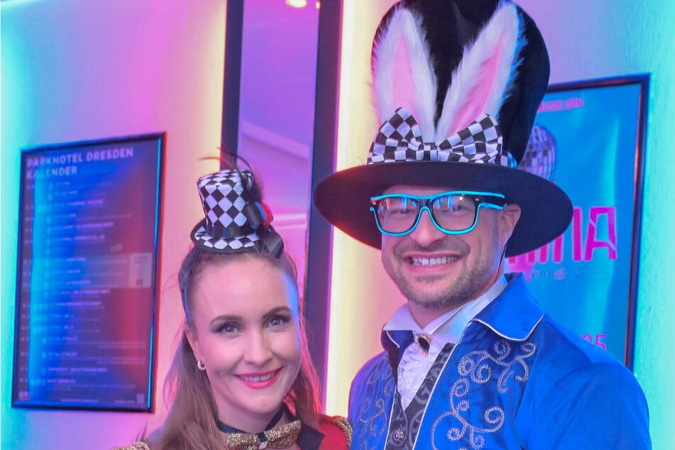 Claudia Wolf (37) und Frank Friedel (38) erinnerten an Alice im Wunderland.