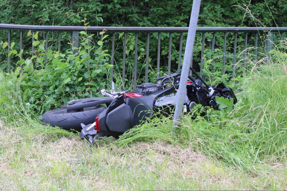 Die Motorrad-Fahrschülerin (44) wurde über das Geländer geschleudert und stürzte fünf Meter in die Tiefe.