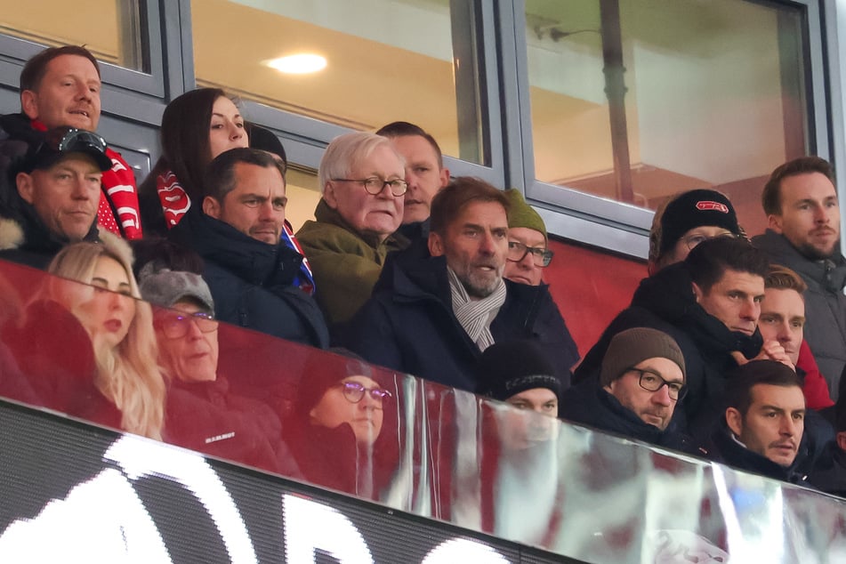 Am Sonntag hatte sich Jürgen Klopp (57) bereits das Spiel von RB Leipzig gegen Werder Bremen angeschaut. Ein spontanes Treffen musste Trainer Marco Rose jedoch absagen. Am Montag wollen sich die beiden nun treffen.