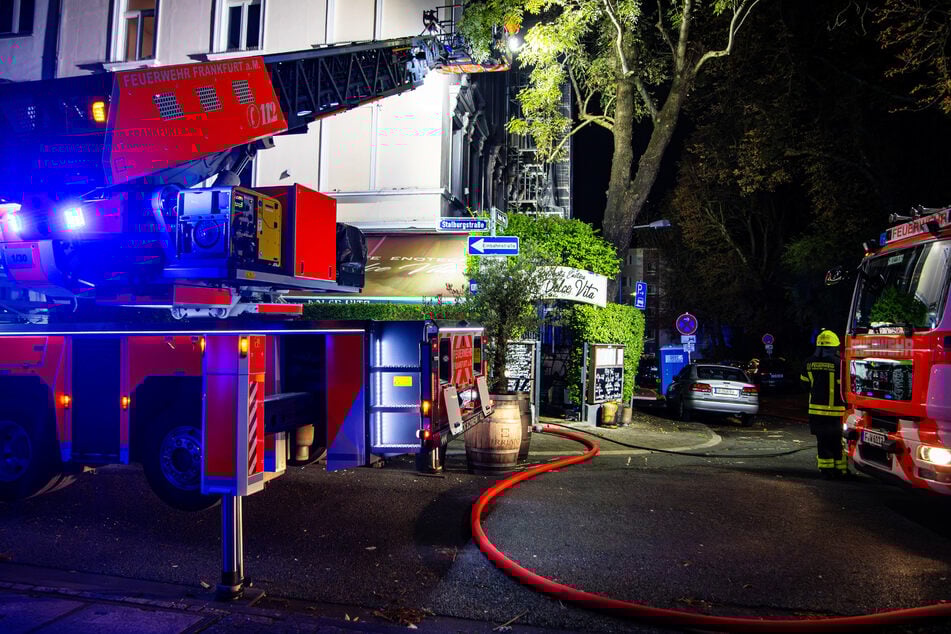 Frankfurt: Restaurant in Frankfurt brennt: Flammen greifen auf Wohnung über